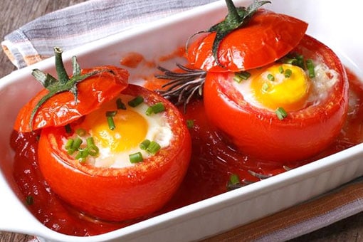 fırında yumurtalı domates dolması